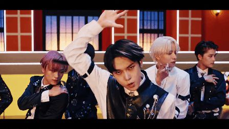 NCT 127 chiêu đãi cả bữa tiệc visual nhưng vẫn có 1 đặc sản khiến netizen phải hoang mang - Hình 3