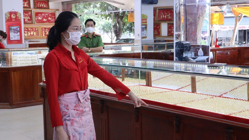 Tìm ra FB nữ nhân viên trộm 2.380 nhẫn vàng: Nghiện quay Tiktok sống ảo, hay than vãn nghèo nàn - Hình 2