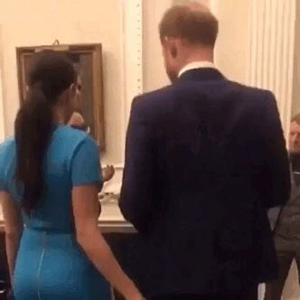 Đâu chỉ núp bóng vợ trên bìa tạp chí, Harry cũng không ít lần bị Meghan lấn át, điều khiển công khai - Hình 3