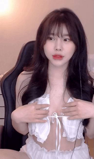 Hồn nhiên livestream trên giường khi mới ngủ dậy, nữ streamer xinh đẹp che không hết, lộ nguyên điểm nhạy cảm cho cả ngàn người xem - Hình 3