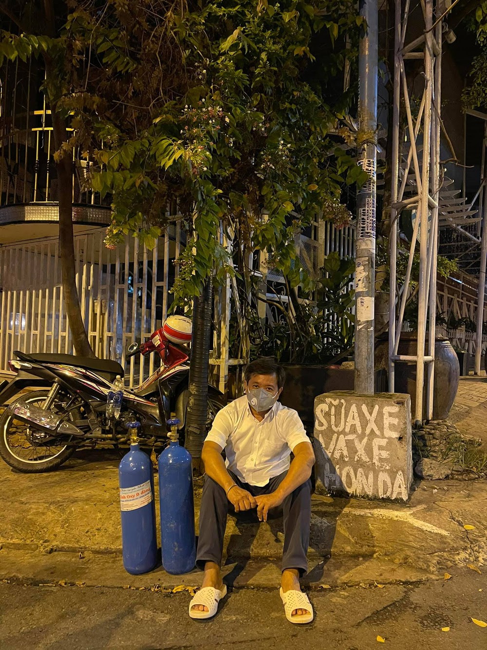 Ông Đoàn Ngọc Hải đá xoáy ai đó, khoe mua vỏ bình oxy Nhật cũ xịn sò hơn bình màu xanh? - Hình 1