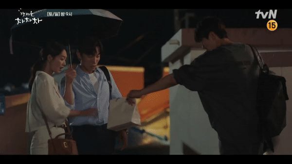 Hometown ChaChaCha tập 8: Kim Seon Ho phát hờn khi thấy Shin Min Ah - Lee Sang Yi sánh đôi dưới mưa? - Hình 7