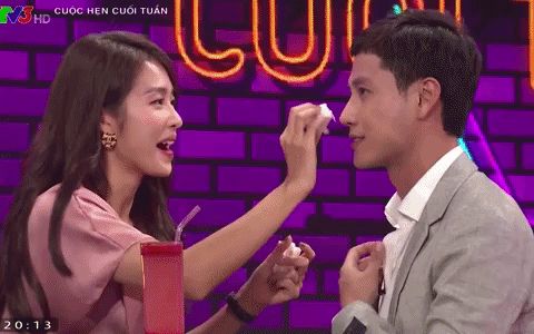 Khả Ngân lau mồ hôi cho Thanh Sơn trên truyền hình, biến MC VTV thành... bóng đèn - Hình 5