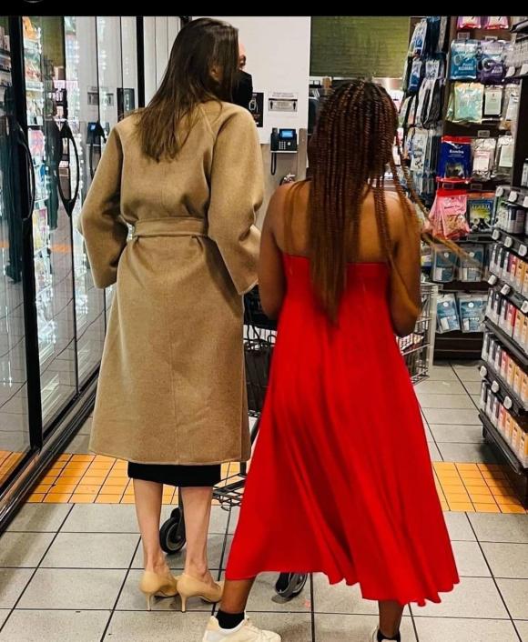 Thought she dressed simply to go shopping with her daughter, but Angelina Jolie showed her willingness to play with accessories worth billions of dong - Photo 2