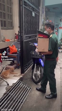 Giao hũ tro cốt về cho thân nhân, chỉ một hành động lặng lẽ này cũng đủ nói lên tác phong chuẩn mực của người lính - Hình 2