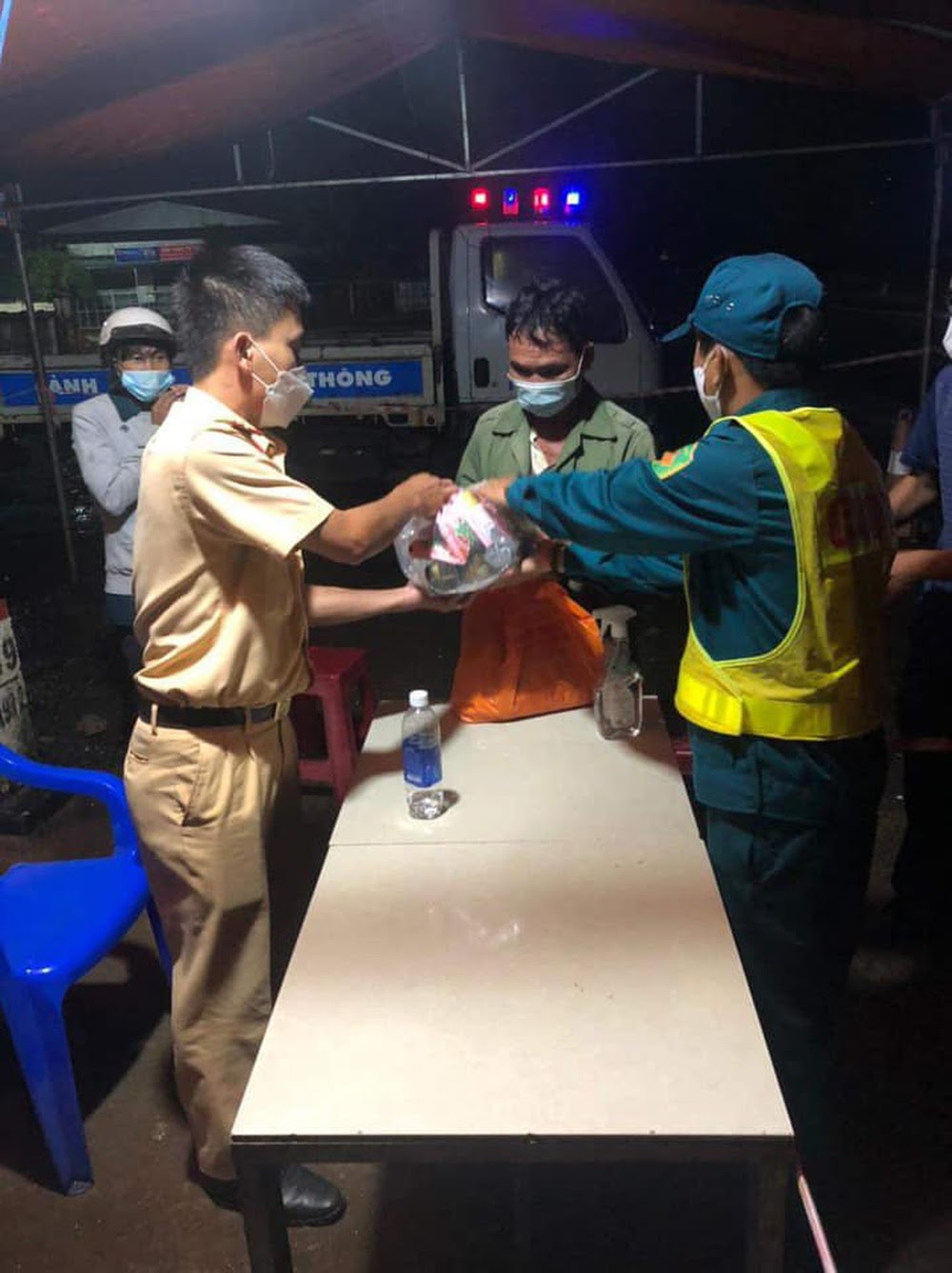 2 anh em không thể qua chốt về quê chịu tang cha vì không đủ tiền xét nghiệm và cái kết có hậu - Hình 2