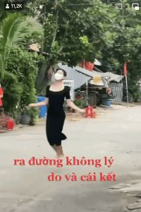 Clip: Ra đường không lý do, cô gái xinh đẹp bị phạt nhảy dây dưới sự giám sát của bà con hàng xóm - Hình 1