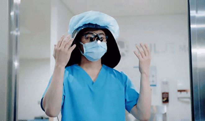 Cười sảng với 6 phim Hàn hài té ghế: Hospital Playlist vô địch giải tấu hề, Song Joong Ki dẫn đầu rạp xiếc trung ương - Hình 3