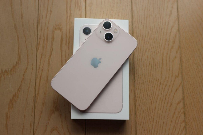 iPhone 13 - màu hồng: Vô vàn trải nghiệm tuyệt vời chờ đón bạn với chiếc iPhone 13 màu hồng thật đáng yêu và nhẹ nhàng. Tận hưởng màn hình OLED tràn viền, tính năng camera đáng tin cậy và hiệu suất mạnh mẽ để trải nghiệm cuộc sống đầy sáng tạo.