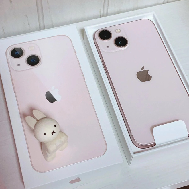 Hội chị em, iPhone 13 màu hồng: Chắc hẳn các chị em đang mong muốn sở hữu một chiếc điện thoại thật xinh đẹp, thật hợp thời trang và đẳng cấp? iPhone 13 màu hồng sẽ là một lựa chọn hoàn hảo cho các nàng. Cùng chia sẻ một chiếc iPhone 13 màu hồng với bạn bè và người thân để cùng trải nghiệm sự sang trọng và quyến rũ từ chiếc điện thoại này nhé.