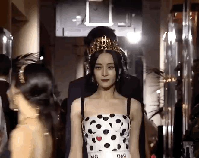 2 lần catwalk lên mood và tụt mood của Địch Lệ Nhiệt Ba, bị chê diễn như đi chợ, lại lép vế trước mỹ nhân châu Á này - Hình 1