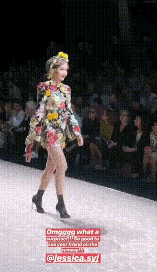 2 lần catwalk lên mood và tụt mood của Địch Lệ Nhiệt Ba, bị chê diễn như đi chợ, lại lép vế trước mỹ nhân châu Á này - Hình 13