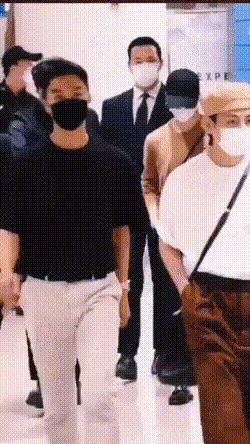 Jimin BTS biến mọi nơi thành sàn catwalk - Hình 2