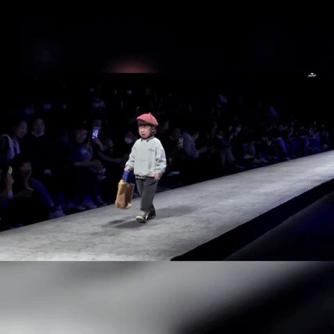 Màn biểu diễn catwalk có 1 không 2: Người mẫu phá nát kịch bản, khán giả cười như được mùa, đúng là cảnh tượng xưa nay chưa từng có - Hình 1