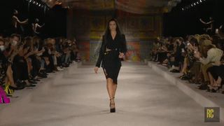 Nhìn siêu sao này catwalk cho Versace, dân tình thở phào: May vì tham ăn mà bỏ nghề người mẫu đấy! - Hình 3