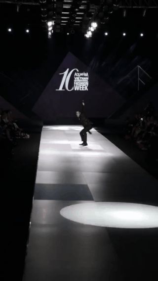 4 sao Việt tạo nét khi catwalk: Minh Hằng nhào lộn suýt té vì chủ quan - Hình 7