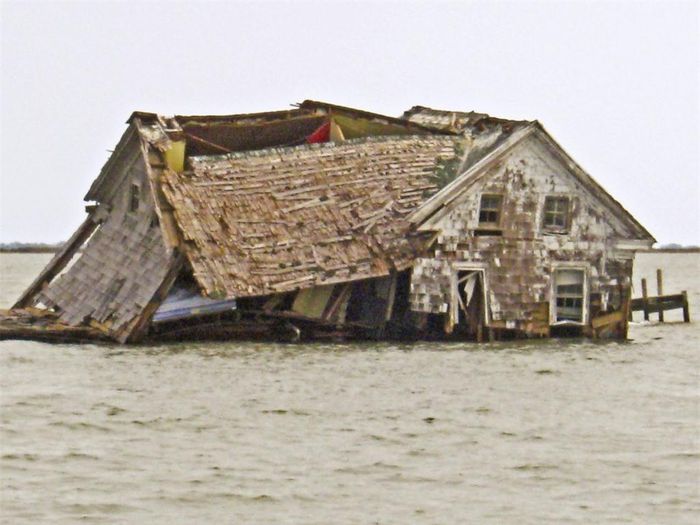 5 khu dân cư bị bỏ hoang giữa biển vì xói mòn, dịch bệnh - Hình 9