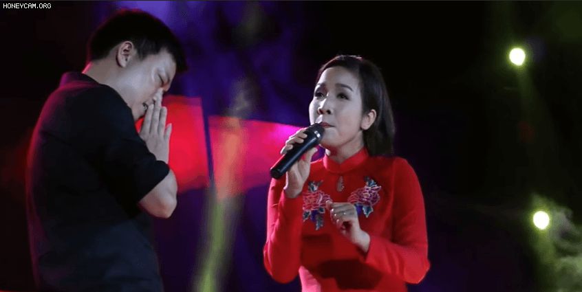 Diva Mỹ Linh hát hay đến mức nào: khán giả từ dưới chạy lên sân khấu chắp tay vái lạy, mắt rưng rưng như chực òa khóc? - Hình 3