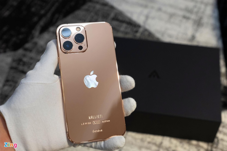 Hãy chiêm ngưỡng chiếc iPhone 13 Pro Max mạ vàng có giá 130 triệu đồng tại Việt Nam, một sản phẩm độc đáo và sang trọng của Apple. Với thiết kế đẳng cấp và các tính năng tiên tiến, chiếc điện thoại này hứa hẹn sẽ mang lại trải nghiệm tuyệt vời cho người dùng. Hãy cùng khám phá và đắm mình trong vẻ đẹp của sản phẩm này.