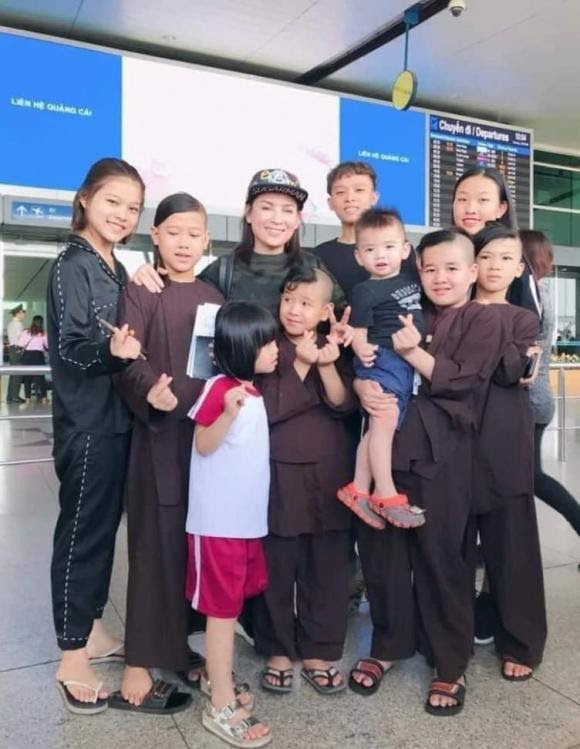 Con gái Phi Nhung suy sụp trong lễ cầu siêu, Cục Trẻ em chính thức lên tiếng về 23 con nuôi - Hình 2