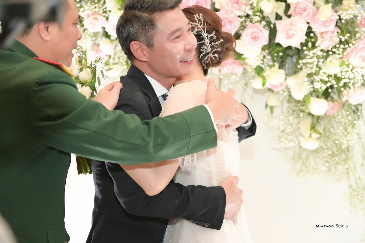 MC Thảo Vân hộ tống con trai mang gấu bông đi cưa gáikhiến dân mạng cười ngất - Hình 2