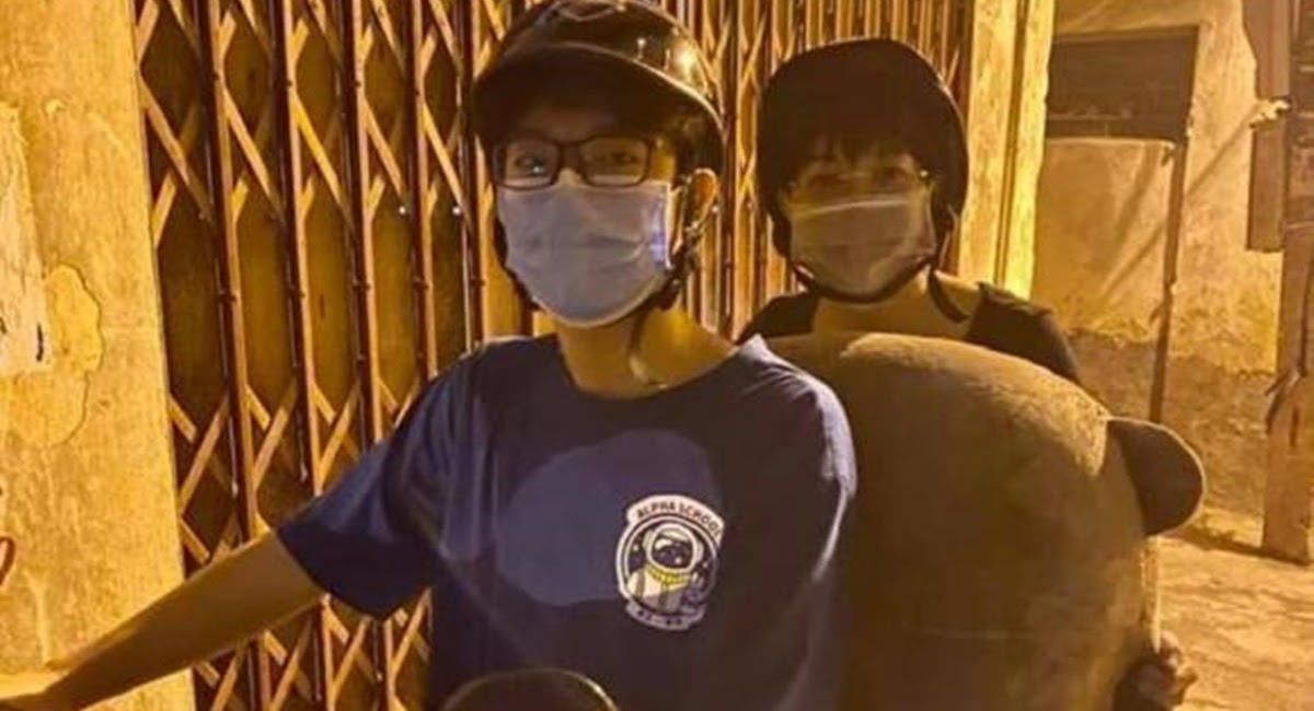 MC Thảo Vân hộ tống con trai mang gấu bông đi cưa gáikhiến dân mạng cười ngất - Hình 3
