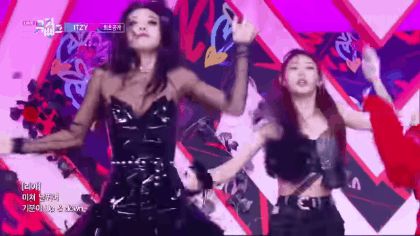 Nhìn outfit của ITZY cho LOCO, fan muốn battle với stylist: Đồ diễn như đồ lót, cắt hở quá táo bạo gây phản cảm - Hình 9