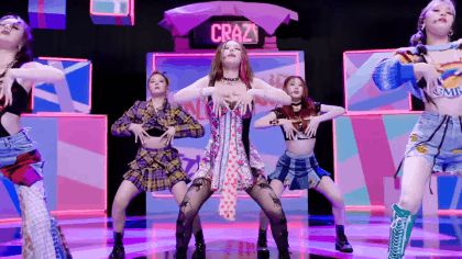 Nhìn outfit của ITZY cho LOCO, fan muốn battle với stylist: Đồ diễn như đồ lót, cắt hở quá táo bạo gây phả.n cả.m - Hình 1