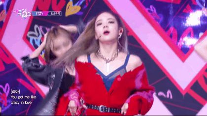 Nhìn outfit của ITZY cho LOCO, fan muốn battle với stylist: Đồ diễn như đồ lót, cắt hở quá táo bạo gây phản cảm - Hình 12