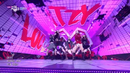 Nhìn outfit của ITZY cho LOCO, fan muốn battle với stylist: Đồ diễn như đồ lót, cắt hở quá táo bạo gây phả.n cả.m - Hình 10