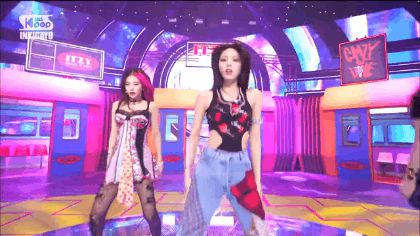 Nhìn outfit của ITZY cho LOCO, fan muốn battle với stylist: Đồ diễn như đồ lót, cắt hở quá táo bạo gây phản cảm - Hình 5