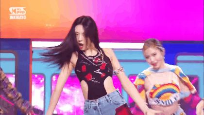 Nhìn outfit của ITZY cho LOCO, fan muốn battle với stylist: Đồ diễn như đồ lót, cắt hở quá táo bạo gây phản cảm - Hình 6