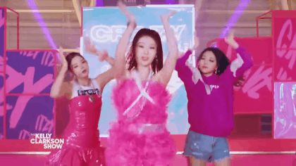 Nhìn outfit của ITZY cho LOCO, fan muốn battle với stylist: Đồ diễn như đồ lót, cắt hở quá táo bạo gây phản cảm - Hình 13