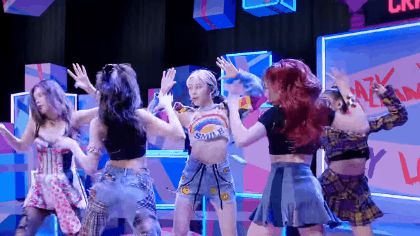 Nhìn outfit của ITZY cho LOCO, fan muốn battle với stylist: Đồ diễn như đồ lót, cắt hở quá táo bạo gây phả.n cả.m - Hình 3