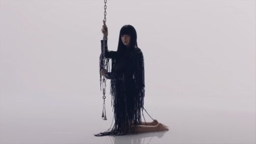 Lisa (BLACKPINK) đu dây trên mặt nước trong video teaser thứ 3, hóa thân thành thiên nga đen khoe visual ma mị - Hình 1