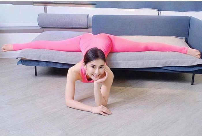 Nude tập yoga dưới suối, cô giáo gây sốt vì vóc dáng cực nuột - Hình 1