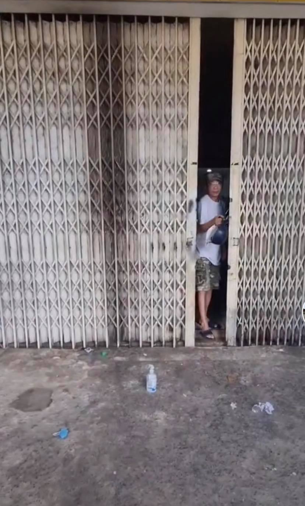 Ra đường mua bia gặp công an liền lao vào nhà dân trốn phạt và cái kết - Hình 1
