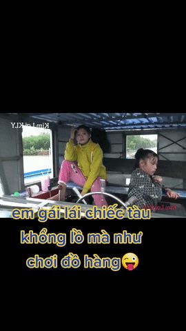 Cô gái dùng chân điều khiển chiếc sà lan rất thành thạo, dân tình trầm trồ con gái mà ra tay thì chất không kém ai - Hình 2