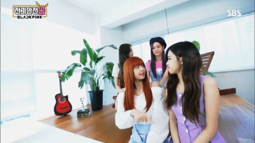 Có lẽ bạn chưa biết: BLACKPINK thời mới ra mắt từng quay 1 MV rẻ tiền và giả trân thế này đây - Hình 1