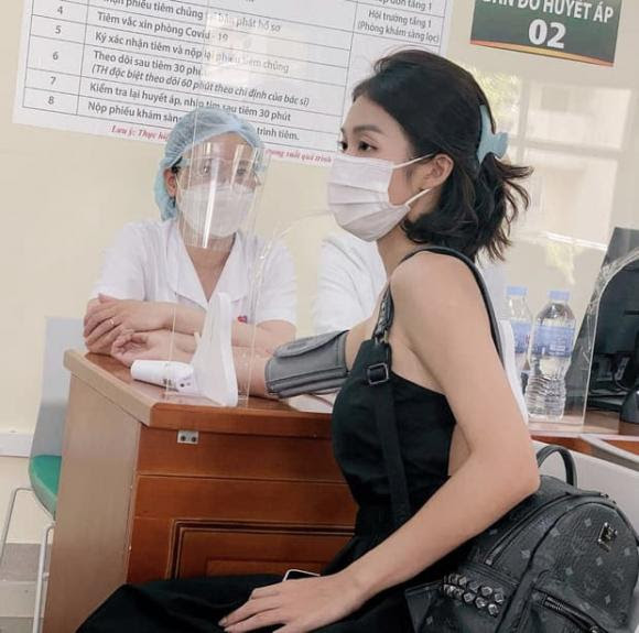Khả Ngân đáp trả khéo léo khi bị nhắc nhở trang phục kém duyên lúc đi tiêm vắc xin - Hình 2