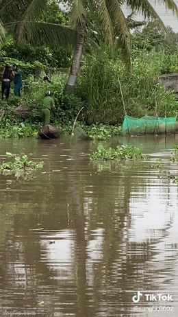 Lao xuống sông né chốt kiểm dịch, đụng trúng công an đuổi cùng bắt tận, chèo thuyền ra đón về - Hình 3