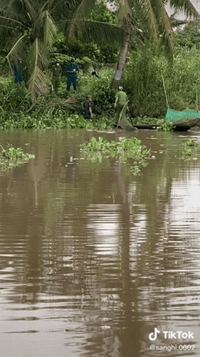 Lao xuống sông né chốt kiểm dịch, đụng trúng công an đuổi cùng bắt tận, chèo thuyền ra đón về - Hình 2