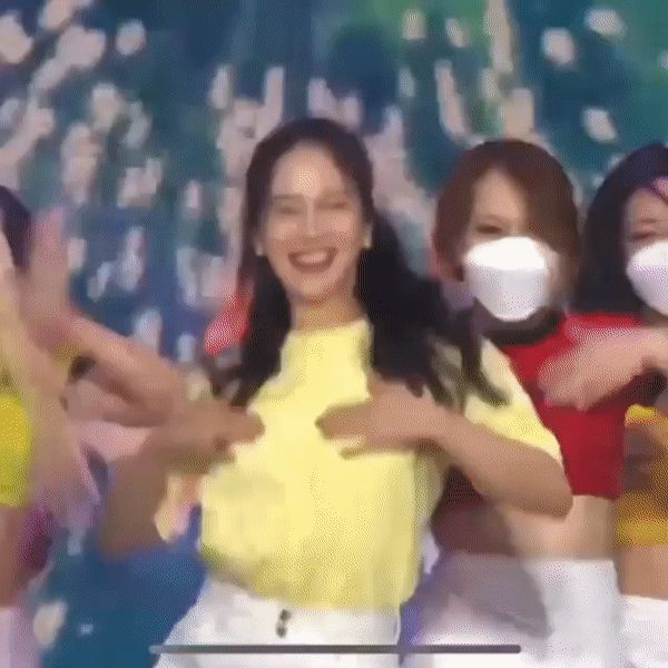 Song Ji Hyo - Jeon So Min đại náo fan meeting: Mợ ngố bùng nổ visual minh tinh, màn lột xác sexy của nàng ếch gây choáng - Hình 9