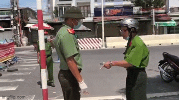 Cụ ông đòi vượt chốt, xúc phạm, chỉ thẳng mặt CA: Tôi sống chết với anh, đừng có bố láo - Hình 3