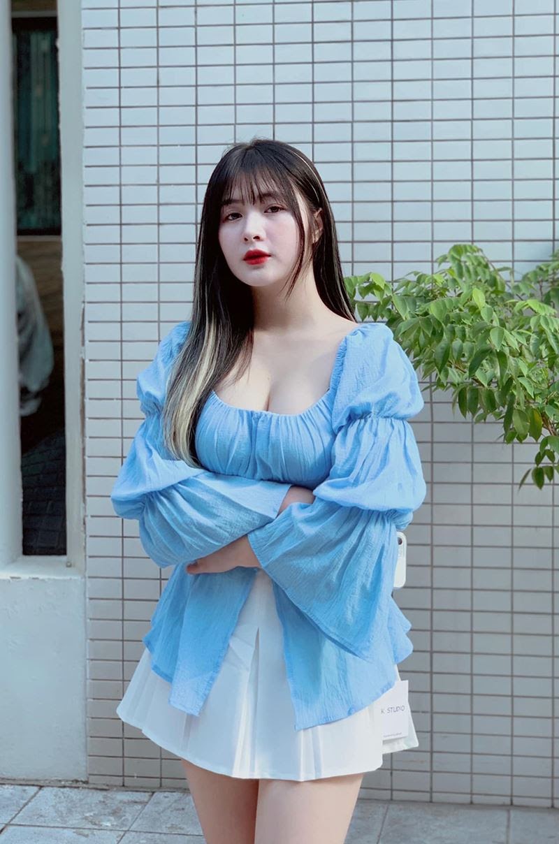 Quỳnh Alee mặc đồ trễ nải, vừa livestream vừa kéo áo hút tương tác gấp 3 lần bình thường - Hình 1