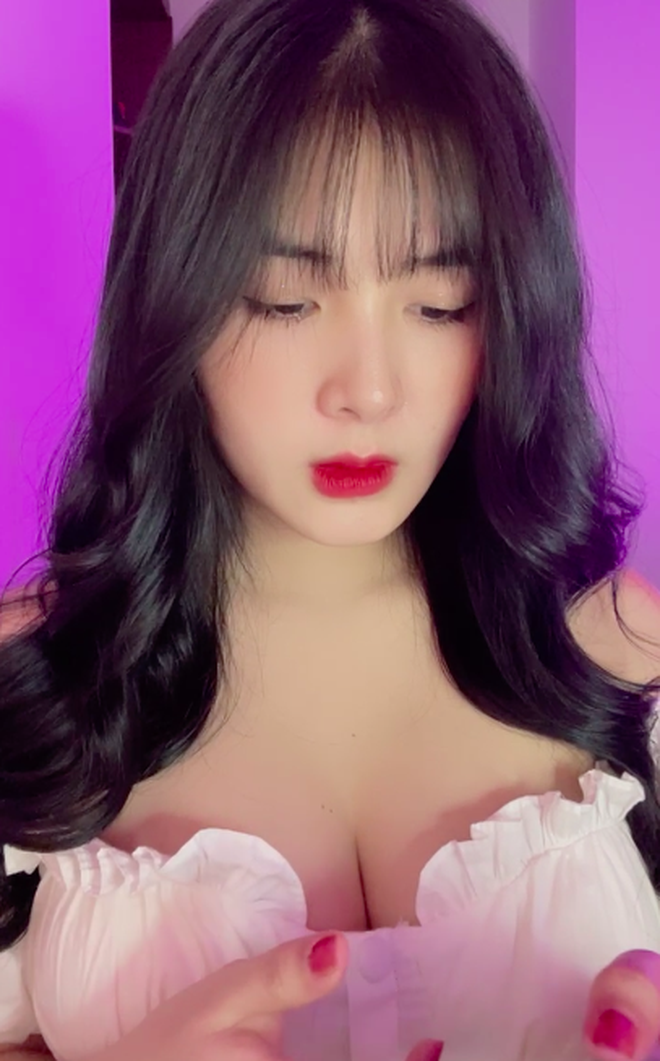 Quỳnh Alee mặc đồ trễ nải, vừa livestream vừa kéo áo hút tương tác gấp 3 lần bình thường - Hình 6