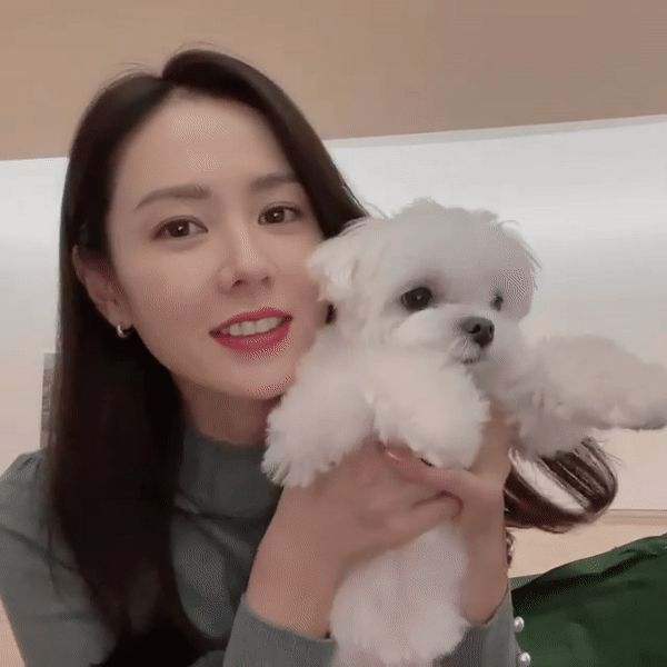 Son Ye Jin lần đầu lộ diện sau tin đồn mang thai với Hyun Bin, nhan sắc thế nào so với ảnh mặt sưng vù làm rộ nghi vấn? - Hình 2