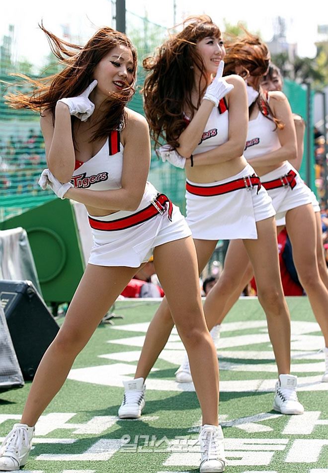 Ăn mặc kiệm vải, loạt hoạt náo viên xứ Hàn khiến cầu thủ Hàn sung sức hơn uống nhân sâm - Hình 4