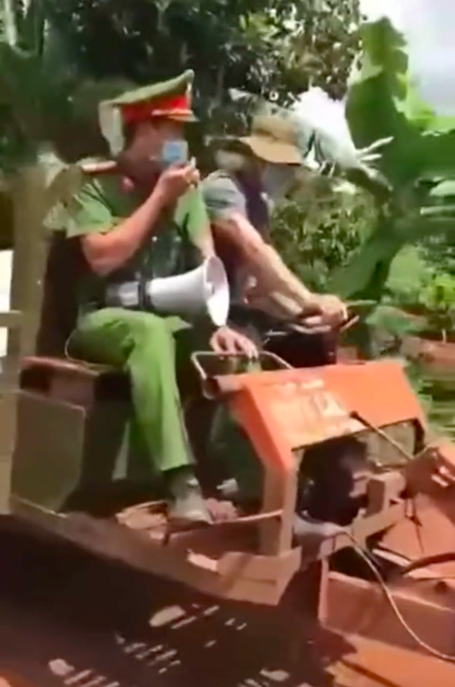 Clip anh công an phát rau, kiêm luôn masterchef cho hội gái đoảng gây bão mạng - Hình 2