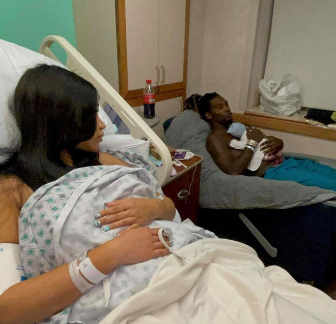 Cardi B gives birth like the second richest female rapper in Hollywood: Getting nails done and holding a newborn baby requires a 27 million Louis Vuitton blanket to bear - Photo 2
